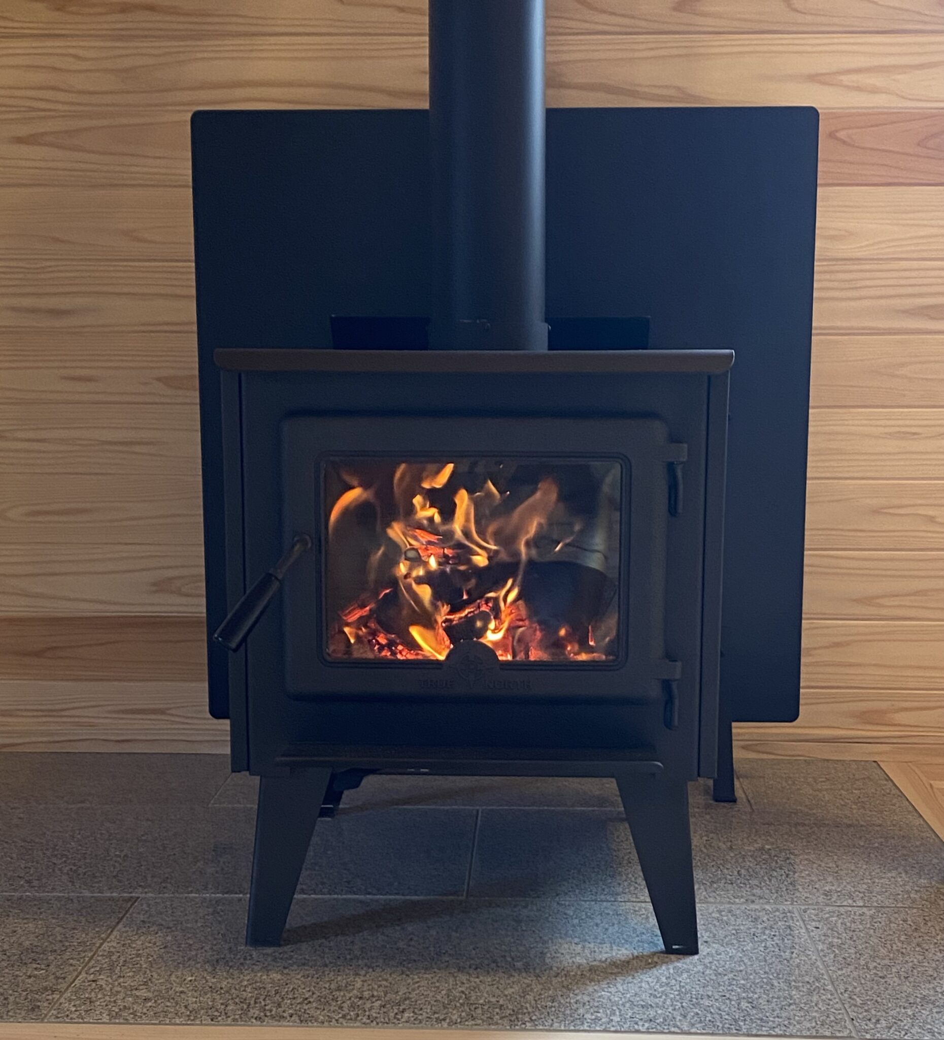 【薪ストーブ工事】最強の鋼板ストーブ！シンプルで頑丈なボディです！コストパフォーマンス抜群の最強鋼板製ストーブ。シンプルイズザベスト