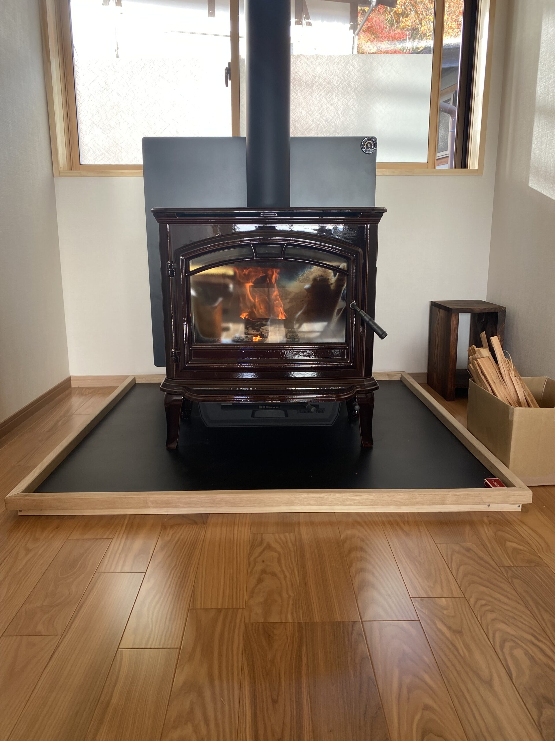 薪ストーブ工事】ホーロー加工で表面の光沢が美しい、温度の変化で重み